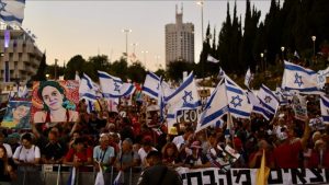 Illustration: Demonstrations in Jerusalem demanding government resignation and a prisoner exchange agreement. (Photo: Anadolu archive)