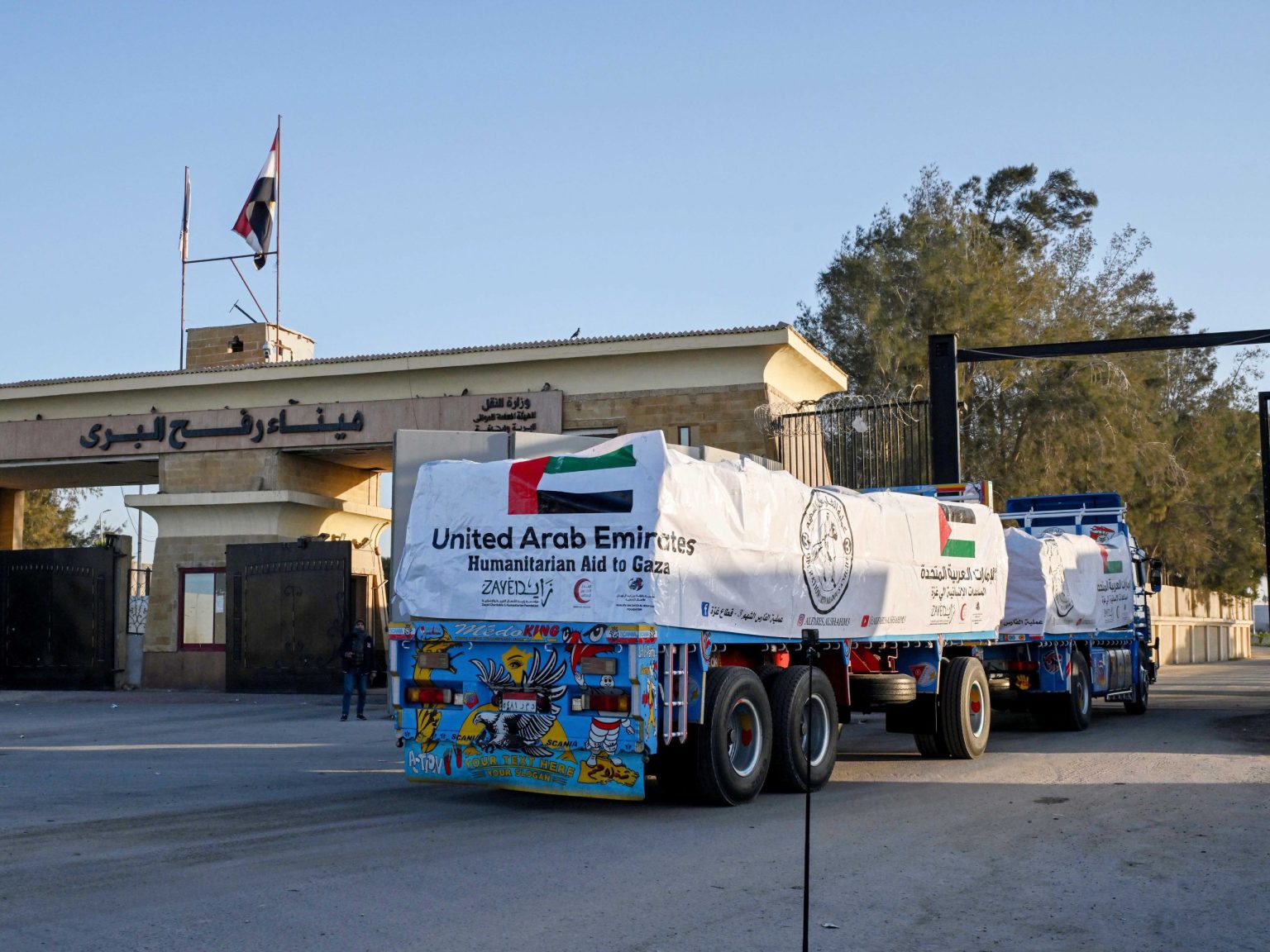 UAE humanitarian aid trucks cross the Rafah border, Egypt, heading to the Gaza Strip. (Photo: WAM)