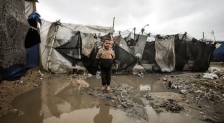 Thousands of Tents Submerged in Flooding in Gaza Due to Heavy Rain