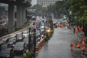 Vehicles pass by floodwaters on HR Rasuna Said Street, Kuningan, Jakarta (photo: Ant)