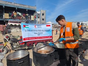 Local MER-C volunteers prepare food to be distributed to Gaza residents in Jabalia Camp, Northern Gaza. (Photo: MER-C)