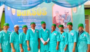 Therapists from the Al-Fatah Therapist Community (KTA) are on duty at the health post during the 1446 H Tabligh Akbar at Al-Fatah Islamic Boarding School in Cileungsi, Bogor. (Photo: Doc. MINA)