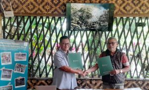 Dr. Hayu Prabowo, National Facilitator of IRI Indonesia (left), together with the Chairman of PJMI, Ismail Lutan (right), after signing a strategic Memorandum of Understanding (MoU) at the KISUCI Tourism Village (Cikeas River Climate Community), Cipambuan, Bogor Regency, West Java, on Sunday (February 16, 2025). (Photo: IRI Indonesia)