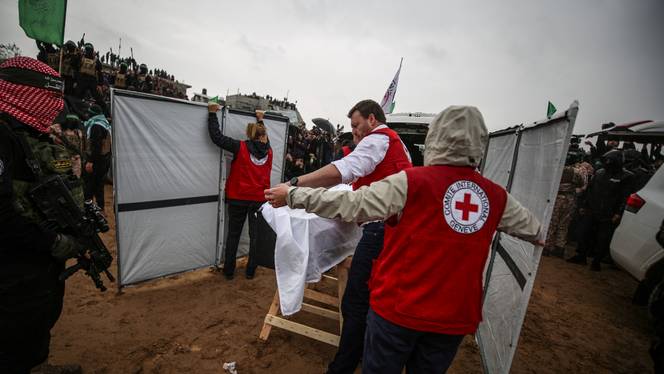 The Red Cross has confirmed that it has received the coffin from Hamas, which according to the group contains the body of Shiri Bibas. / \Photo: AA)