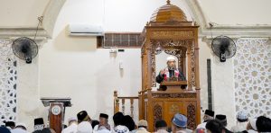 Ust. Wahyudi KS delivering a sermon at the Al-Fatah Islamic Boarding School Grand Tabligh Akbar (Photo: Sidieq MINA)