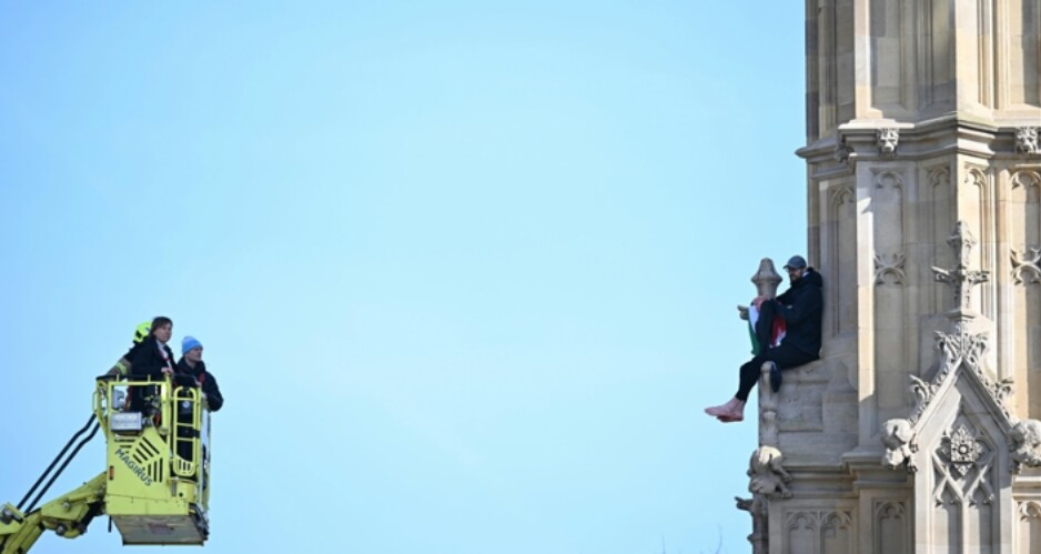 Climber Arrested after Scaling London’s Big Ben for 16 Hours with Palestinian Flag (photo: Anadolu Agency)