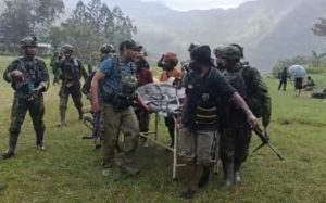 TNI Evacuates Teachers and Health Workers Following Brutal Attack by Armed Criminal Group in Papua (photo: Puspen TNI)