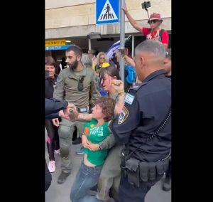 Israeli Protesters Clash with Police in Jerusalem amid Gaza War Backlash (photo: Video Grab)