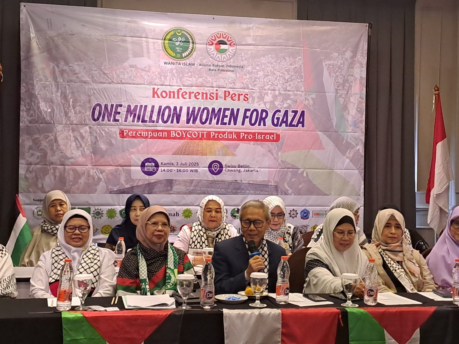 MUI Chairman for Foreign Relations and International Cooperation, Sudarnoto Abdul Hakim (center) at the One Million Women for Gaza Press Conference entitled "Women Boycott Pro-Israel Products" held at the Swiss-Belinn Cawang Hotel, East Jakarta, Thursday (3/7/2025). [Photo: Arina/MINA]