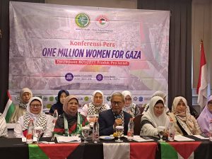 MUI Chairman for Foreign Relations and International Cooperation, Sudarnoto Abdul Hakim (center) at the One Million Women for Gaza Press Conference entitled "Women Boycott Pro-Israel Products" held at the Swiss-Belinn Cawang Hotel, East Jakarta, Thursday (3/7/2025). [Photo: Arina/MINA]