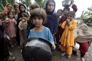 Afghan children suffer from food shortages due to the war (Photo: Fadingmeta.com