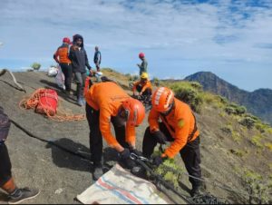 Indonesian Search and Rescue (SAR) in Rinjani Mount (photo: Basarnas)