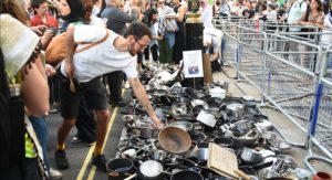 Thousands of protesters gathered on Friday outside the UK Prime Minister Keir Starmer’s office on Downing Street, placing 1,000 pots and pans to symbolize over 1,000 Palestinians reportedly killed while seeking food in Gaza (photo: Anadolu Agency)