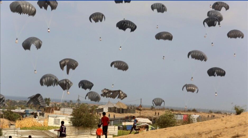 Air drop (photo: Anadolu Agency)