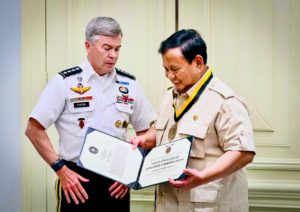 General Bryan Fenton presented the U.S. Special Operations Command (USSOCOM) Medal of Honor to President Prabowo Subianto at the Merdeka Palace, Jakarta, on Monday, August 4, 2025. (Photo: BPMI Setpres)