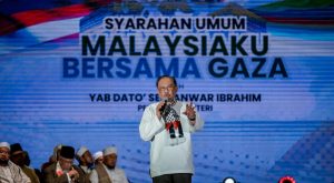 Malaysian PM Anwar Ibrahim stands on Sumud Nusantara Carnival on Sunday, August 24 2025 (photo: Anadolu Agency)