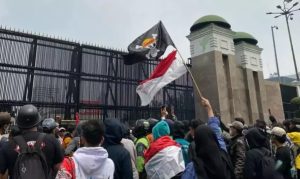 Protesters wave a One Piece flag during a demonstration outside Indonesia\'s parliament building in Jakarta, on Monday, Aug. 25, 2025. (Beritasatu.com/Andrew Tito)