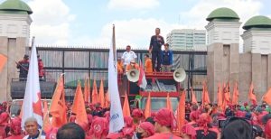 workers gathered in front of the House of Representatives (DPR) building (photo: Detik com)