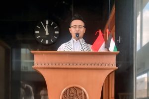 Ustadz Dr. Nurokhim delivers a Friday sermon at the Al Hikmah Mosque in Semarang (Photo: Zaenal/MINA)