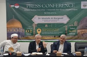 A press conference in Jakarta on Tuesday (September 2, 2025) was attended by Palestinian national figure Dr. Mustafa Al-Bargouti. (Photo: Okezone)
