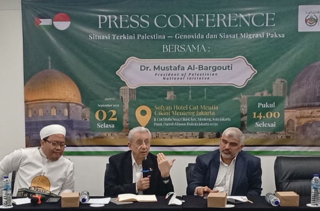 A press conference in Jakarta on Tuesday (September 2, 2025) was attended by Palestinian national figure Dr. Mustafa Al-Bargouti. (Photo: Okezone)