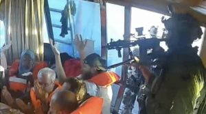 Israeli Naval attacks and Kidnaps activists of Global Sumud Flotilla (photo: Anadolu Agency)