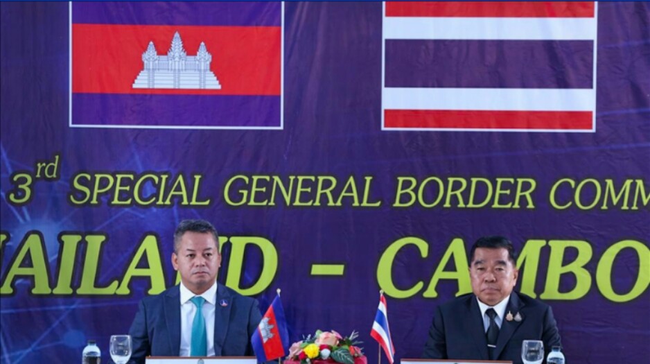 Cambodian Defence Minister Tea Seiha and Thai Defence Minister Natthaphon Narkphanit (photo: Anadolu Agency)