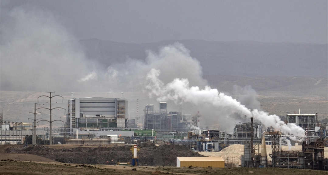 Smoke rise from a factory in the Ramat Hovav industrial area following Iran’s missile attack damaging the building in Beersheba, Israel, on March 29, 2026 (photo: Anadolu Agency)
