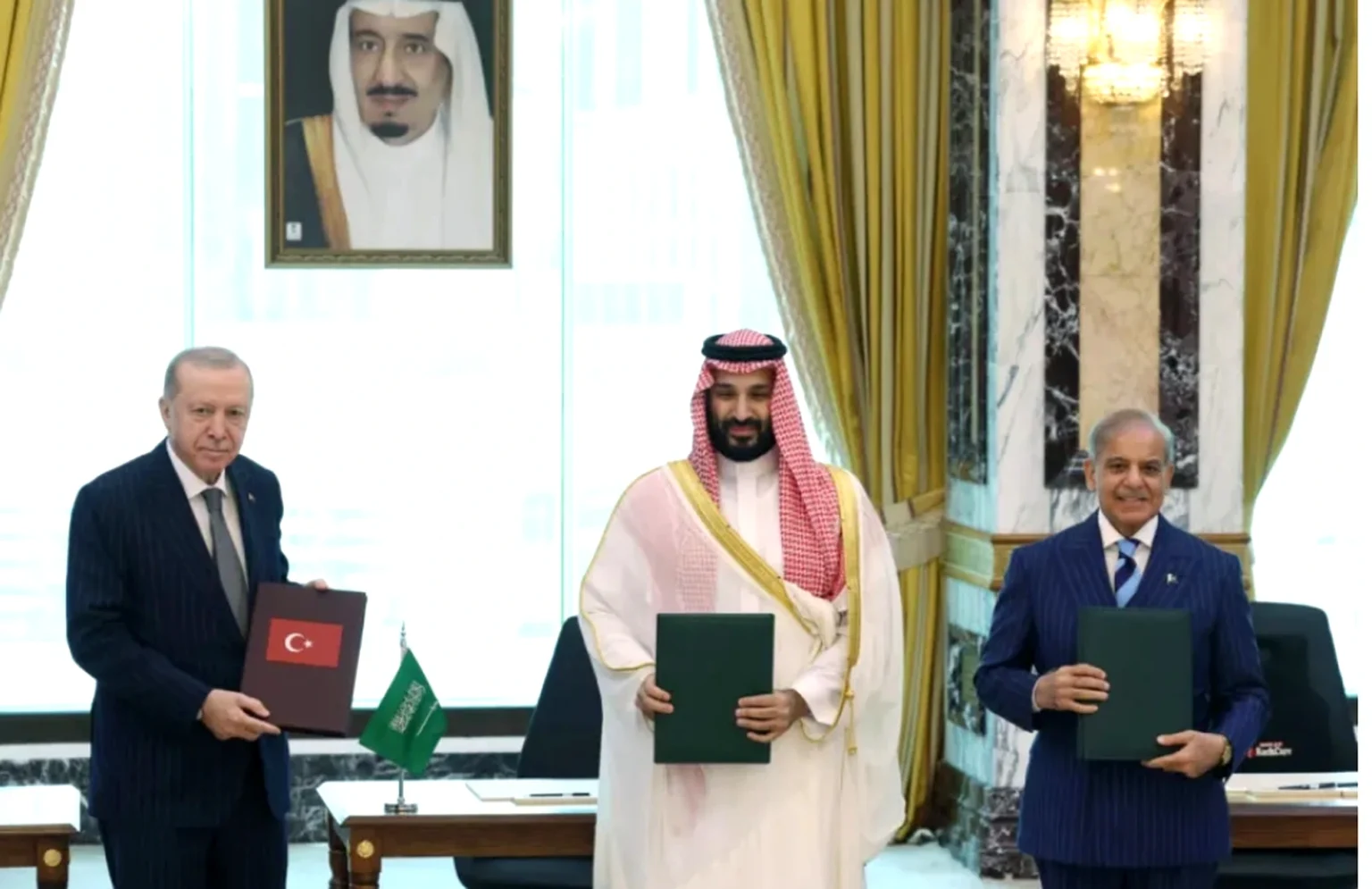 Turkish President Recep Tayyip Erdogan (L), Saudi Crown Prince Mohammed bin Salman (C) and Pakistani Prime Minister Shehbaz Sharif (R) sign a trilateral joint defense agreement in Mecca, Saudi Arabia, on August 7, 2026. (Photo:TUR Presidency /Murat Cetinmuhurdar – Anadolu Agency)