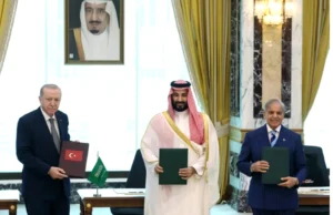 Turkish President Recep Tayyip Erdogan (L), Saudi Crown Prince Mohammed bin Salman (C) and Pakistani Prime Minister Shehbaz Sharif (R) sign a trilateral joint defense agreement in Mecca, Saudi Arabia, on August 7, 2026. (Photo:TUR Presidency /Murat Cetinmuhurdar – Anadolu Agency)